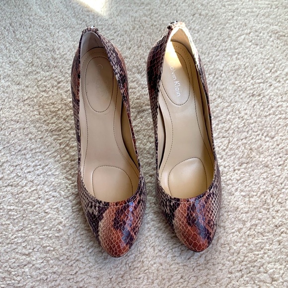 Calvin Klein size 7 Whinnie snake skin pumps - Picture 2 of 10